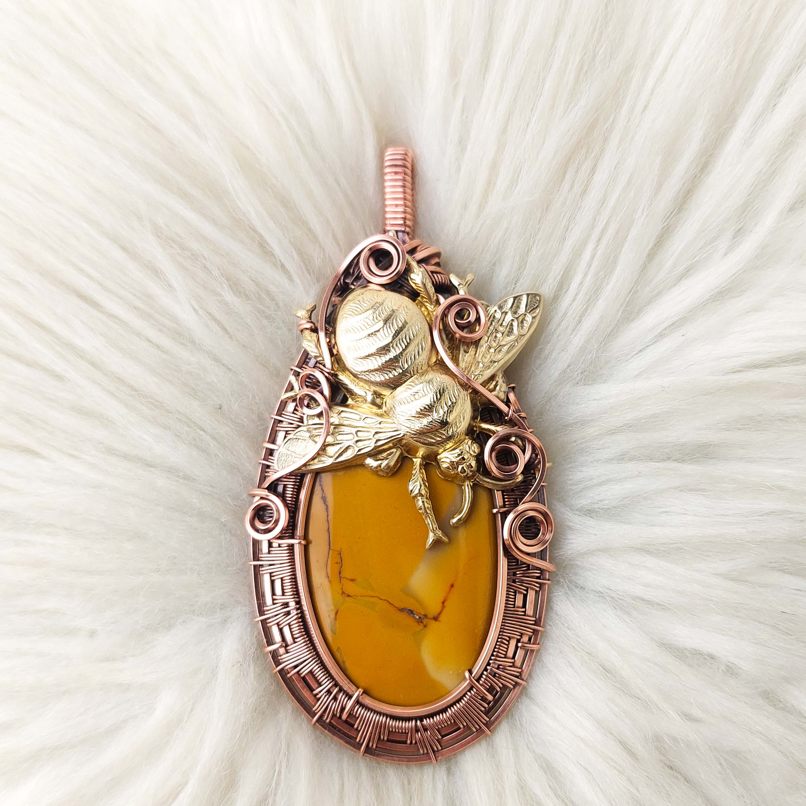 アクセサリー tatu358 Honey Bee And Mookite Jasper Copper Statement Pendant – Entwined