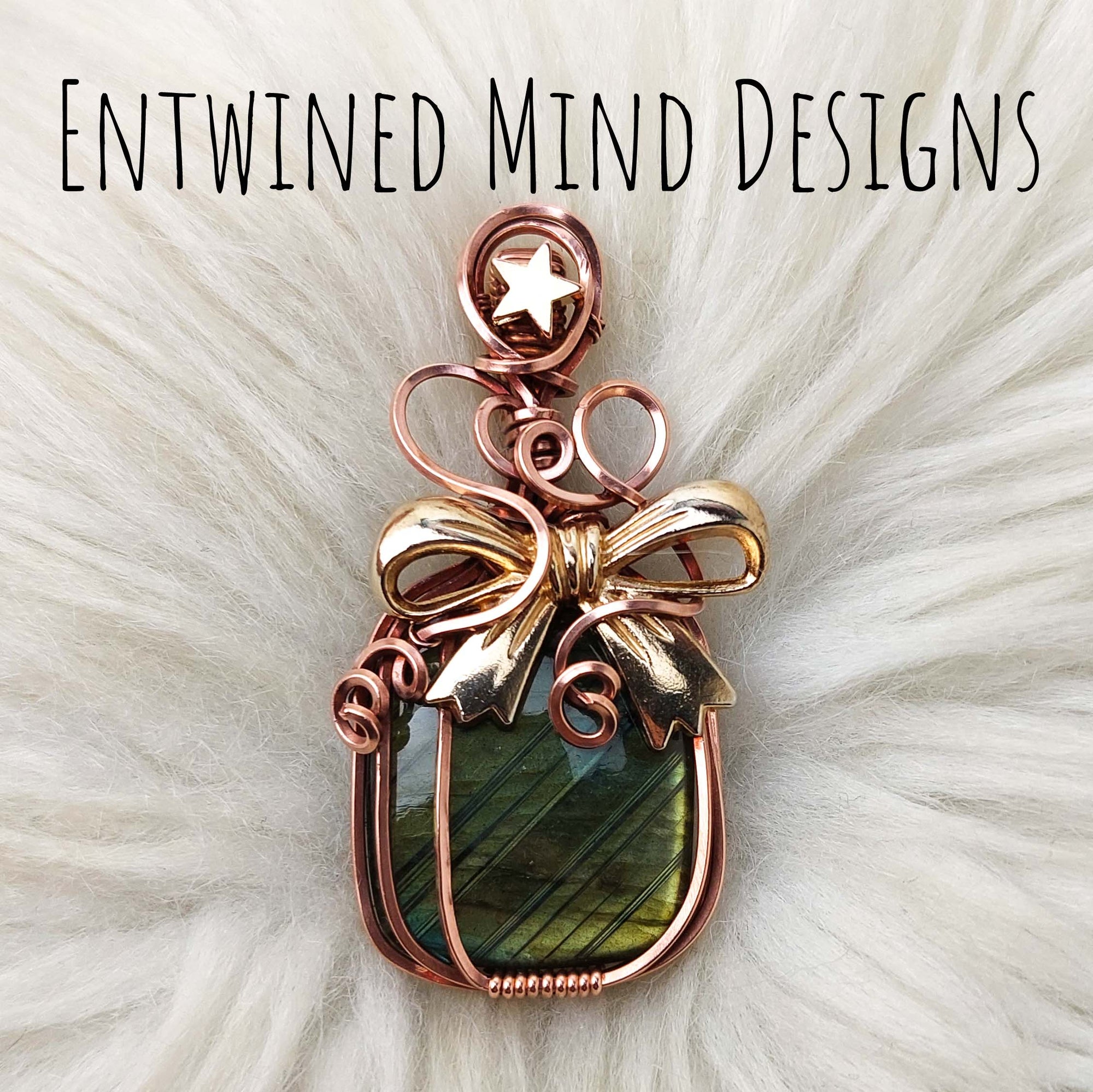 Green Labradorite Present Pendant In Copper