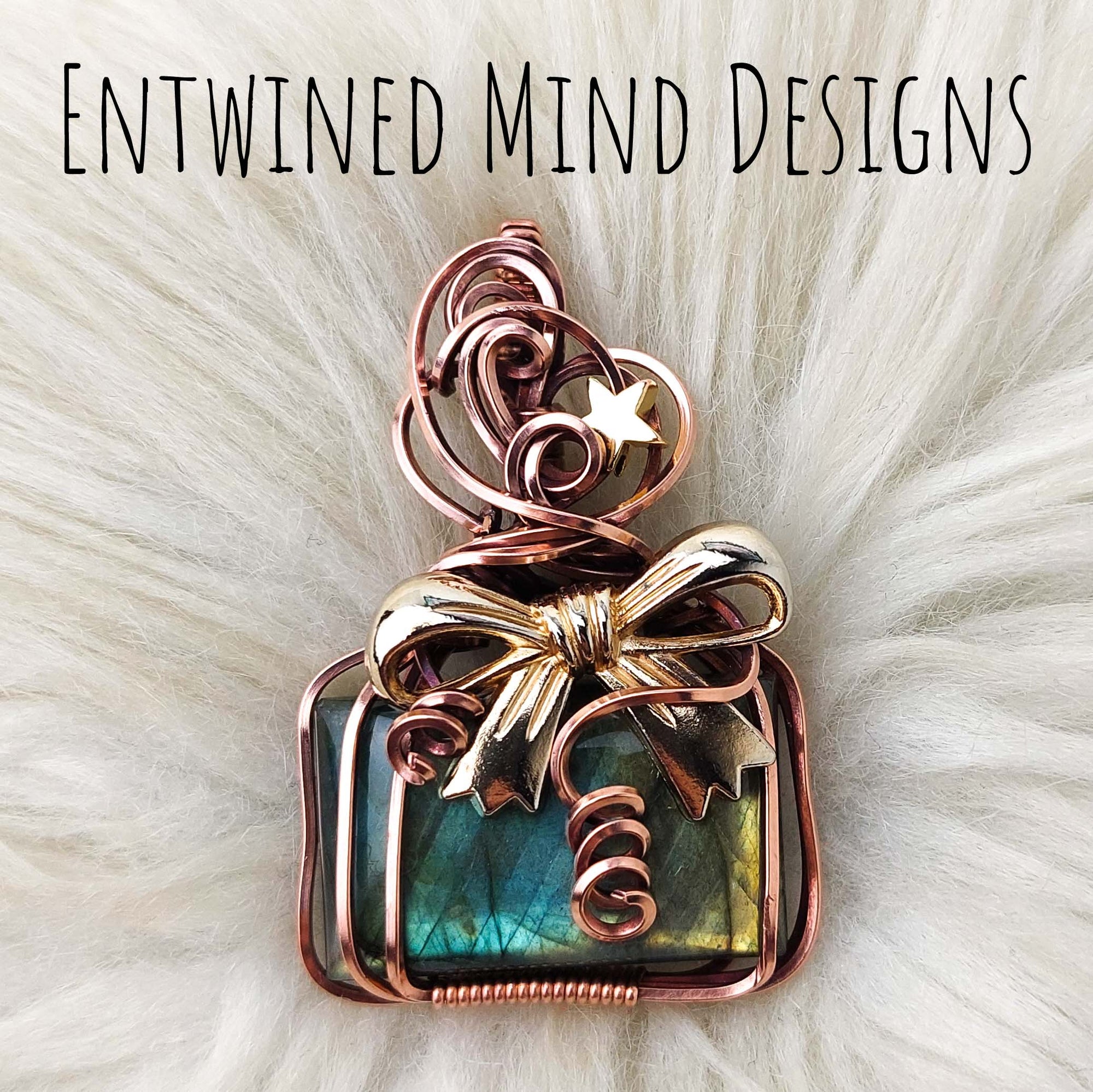 Green Labradorite Present Pendant In Copper