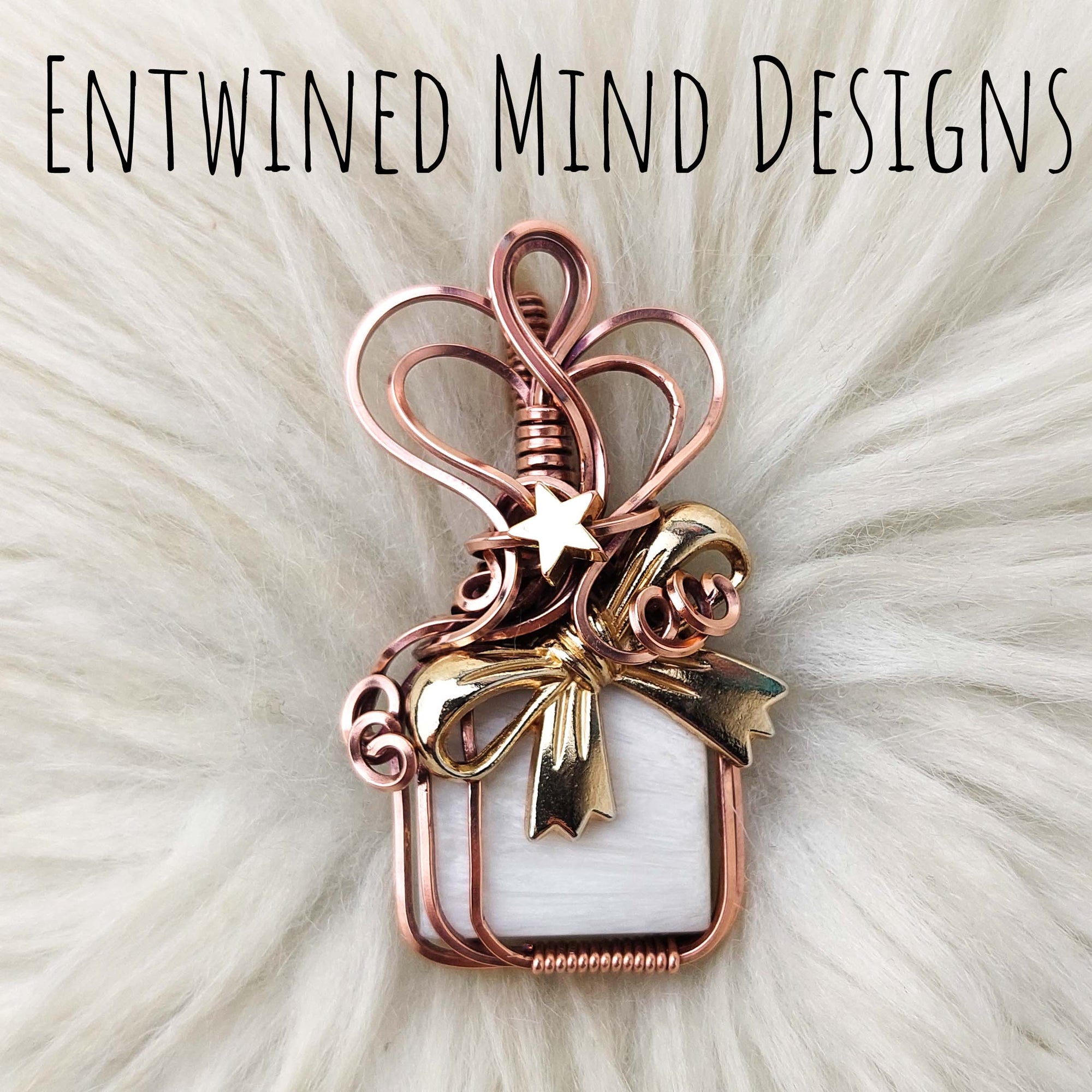 White Scolecite Present Pendant In Copper